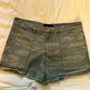 Sanctuary Camo shorts sz 28